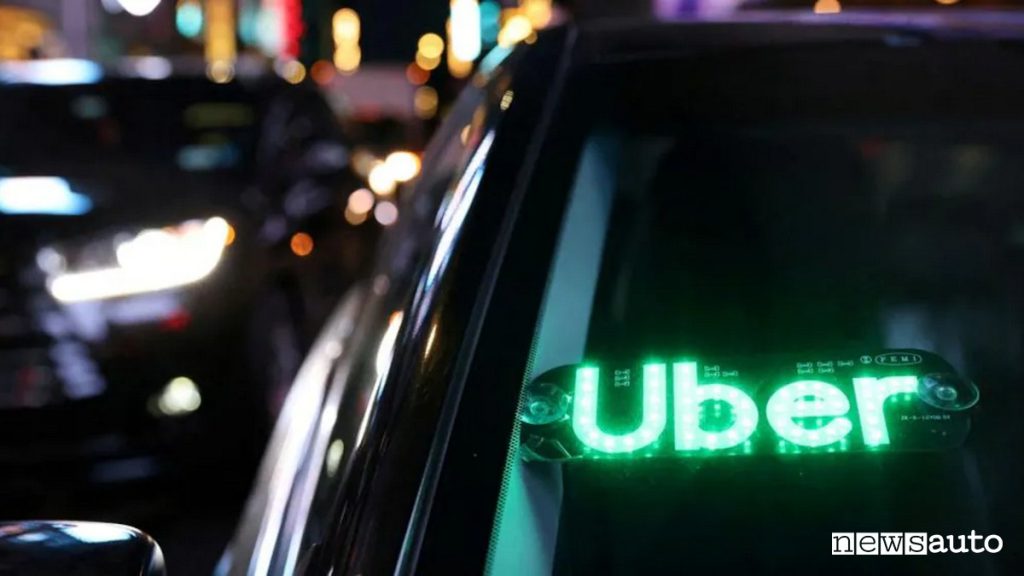 UBER cos'è e come diventare autista UBER insegna led identificativa auto