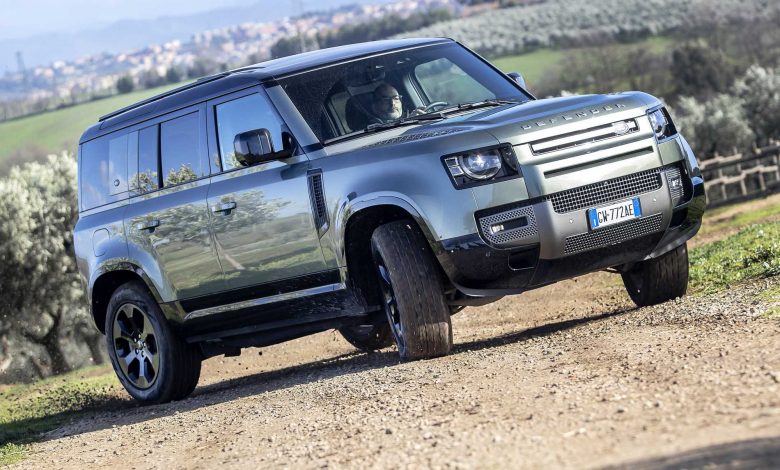 Land Rover Defender 110 sullo sterrato