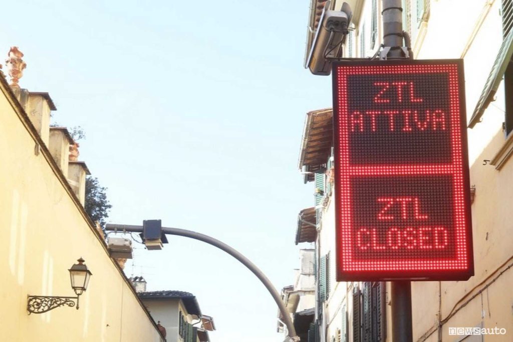 Quando il cartello della ZTL è rosso, significa che è attiva e l’ingresso non è consentito: se passi ti arriva la multa