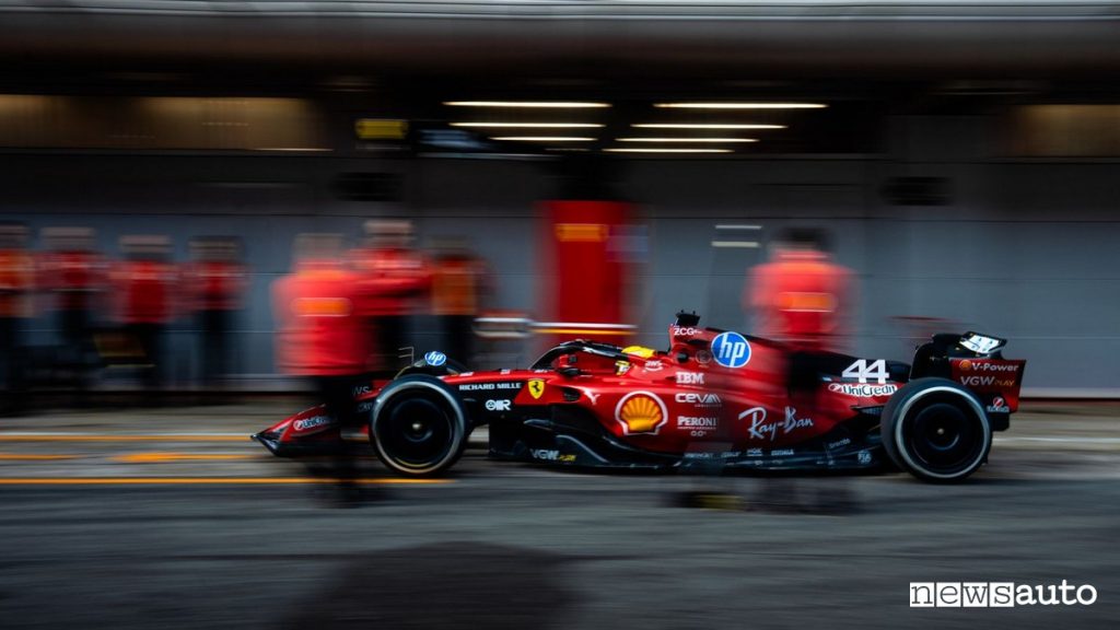 Nuova sospensione anteriore Ferrari SF-25, Lewis Hamilton durante i test privati a Barcellona