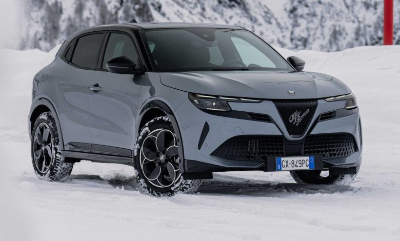 Alfa Romeo Junior ibrida Q4 anteriore 3/4 sulla neve