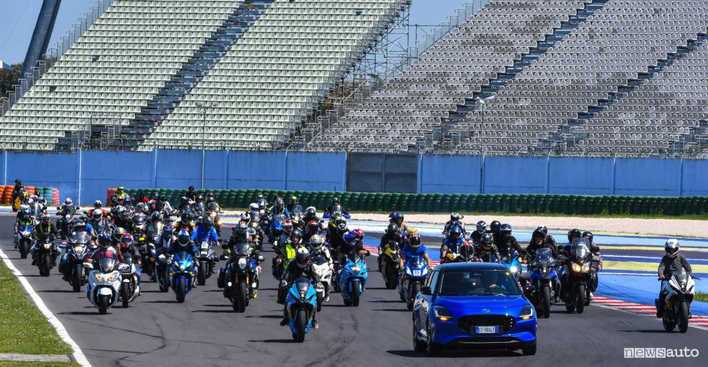 Parata delle Suzuki Swift e moto al Suzuki Motor Fest 2024 di Misano