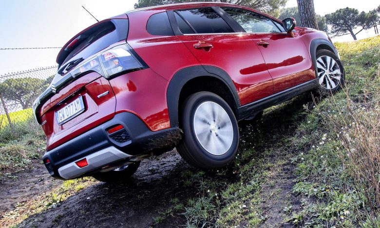 Suzuki S-Cross Hybrid 1.4 AllGrip in twist sullo sterrato