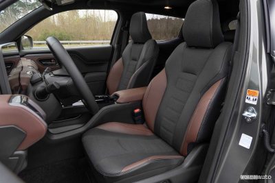 Suzuki e Vitara sedili anteriori abitacolo