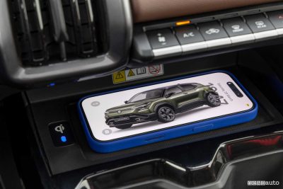 Suzuki e Vitara vano per la ricarica wireless dello smartphone
