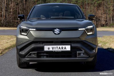 Suzuki e Vitara frontale firma luminosa