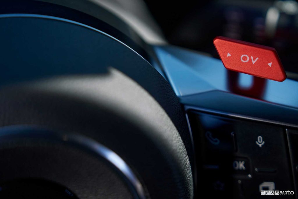 Alpine A390 GTS pulsante rosso OV (Overtake) al volante