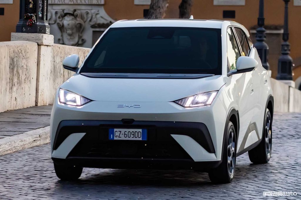 BYD Dolphin Surf test su strada a Roma