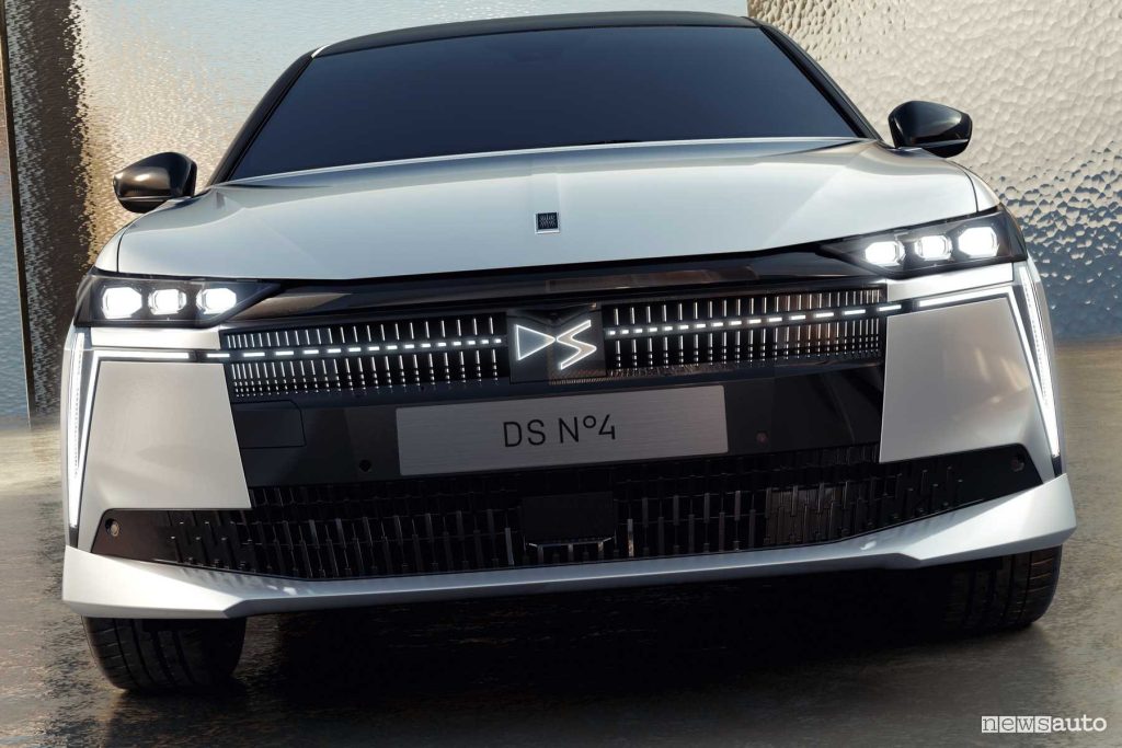 DS N°4 frontale firma luminosa