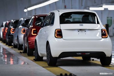 Fiat 500 ibrida sulla linea di produzione di Mirafiori