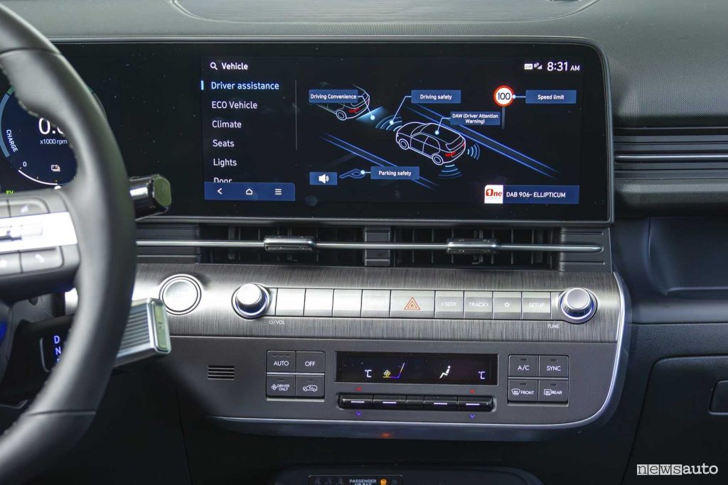 Tecnologie ADAS Hyundai per manovre di parcheggio con info su display infotainment