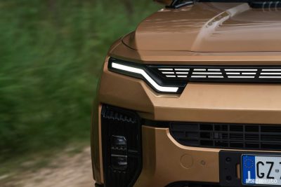 KGM Actyon faro anteriore firma luminosa