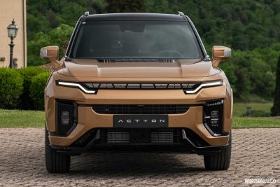 KGM Actyon frontale firma luminosa