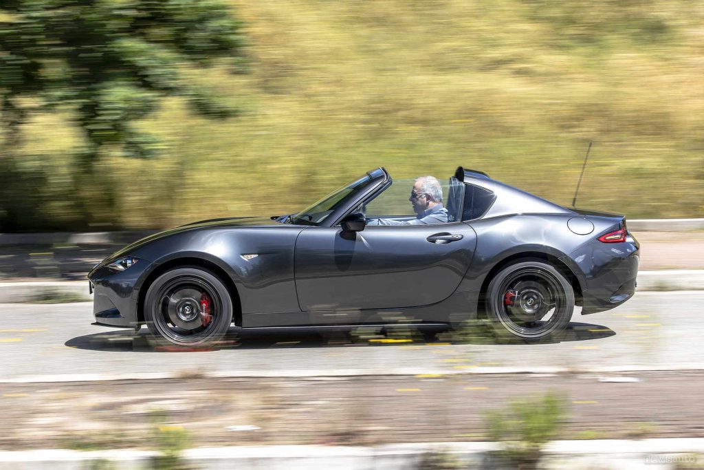 MX-5 Mazda con capote aperta. Questa è la versione RF con capote elettrica rigida