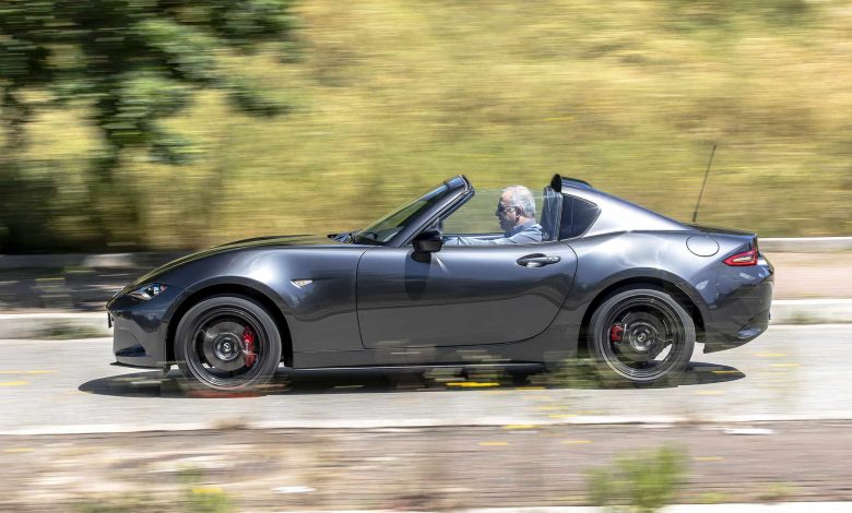MX-5 Mazda con capote aperta. Questa è la versione RF con capote elettrica rigida