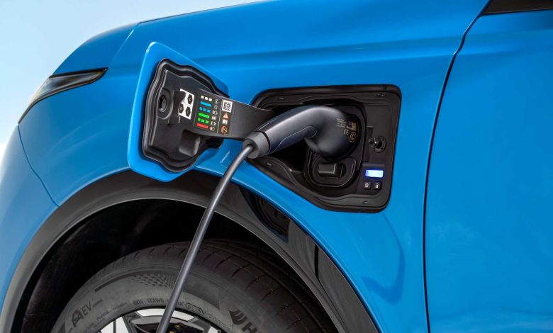 Nuova Nissan Micra EV in ricarica