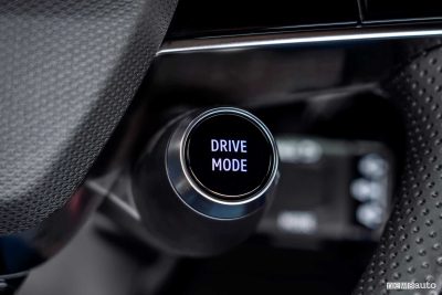 Nuova Nissan Micra EV manopola Drive Mode al volante