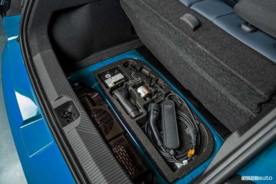Nuova Nissan Micra EV vano per i cavi di ricarica nei bagagliaio