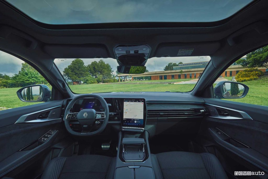 Nuova Renault Austral Esprit Alpine grigia plancia abitacolo