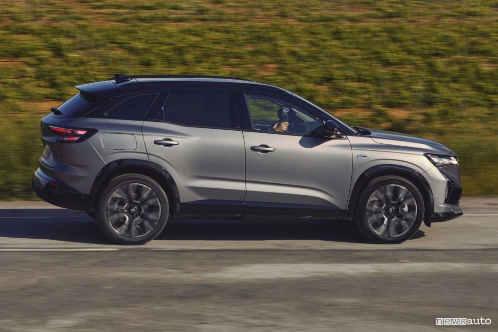 Nuova Renault Austral Esprit Alpine grigia su strada