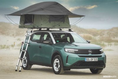 Opel Frontera con tenda da tetto Thule Foothill