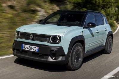 Renault 4 E-Tech electric Iconic su strada