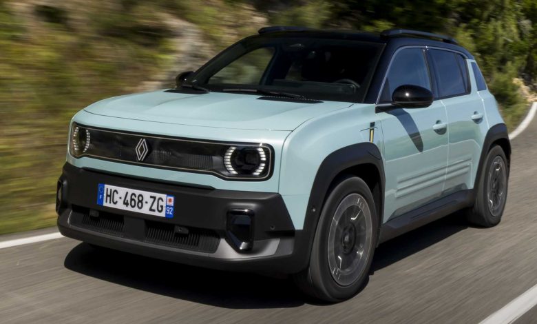 Renault 4 E-Tech electric Iconic su strada