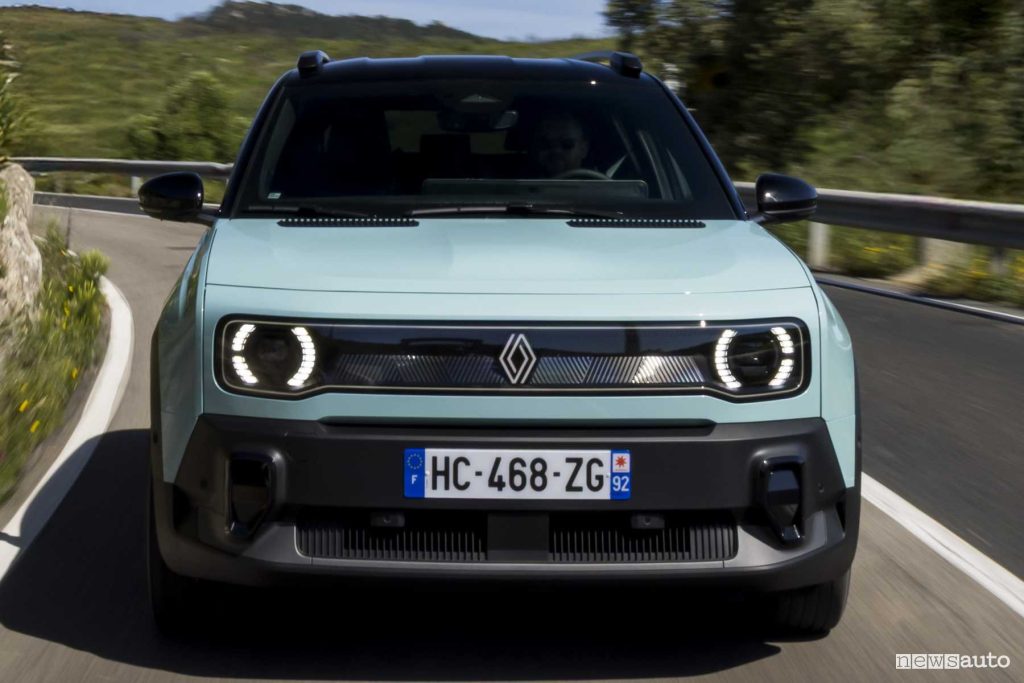 Renault 4 E-Tech electric Iconic su strada