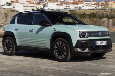Renault 4 E-Tech electric Iconic su strada