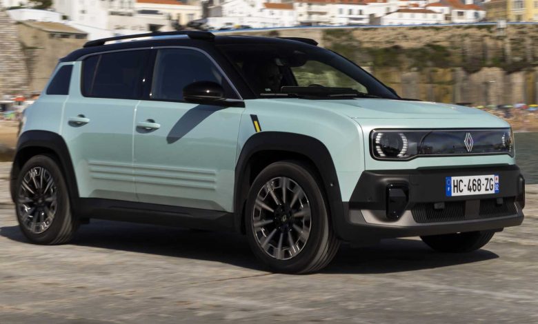 Renault 4 E-Tech electric Iconic su strada