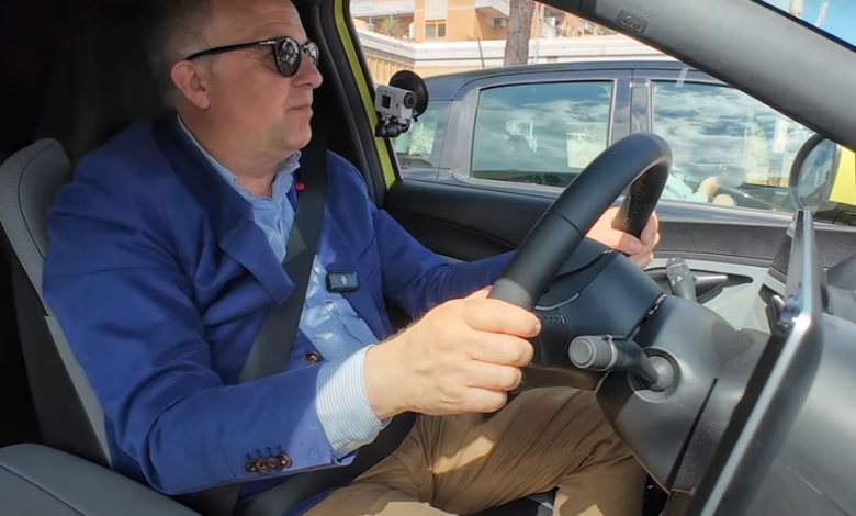 L'abitacolo della BYD Surf durante il test drive in città a Roma