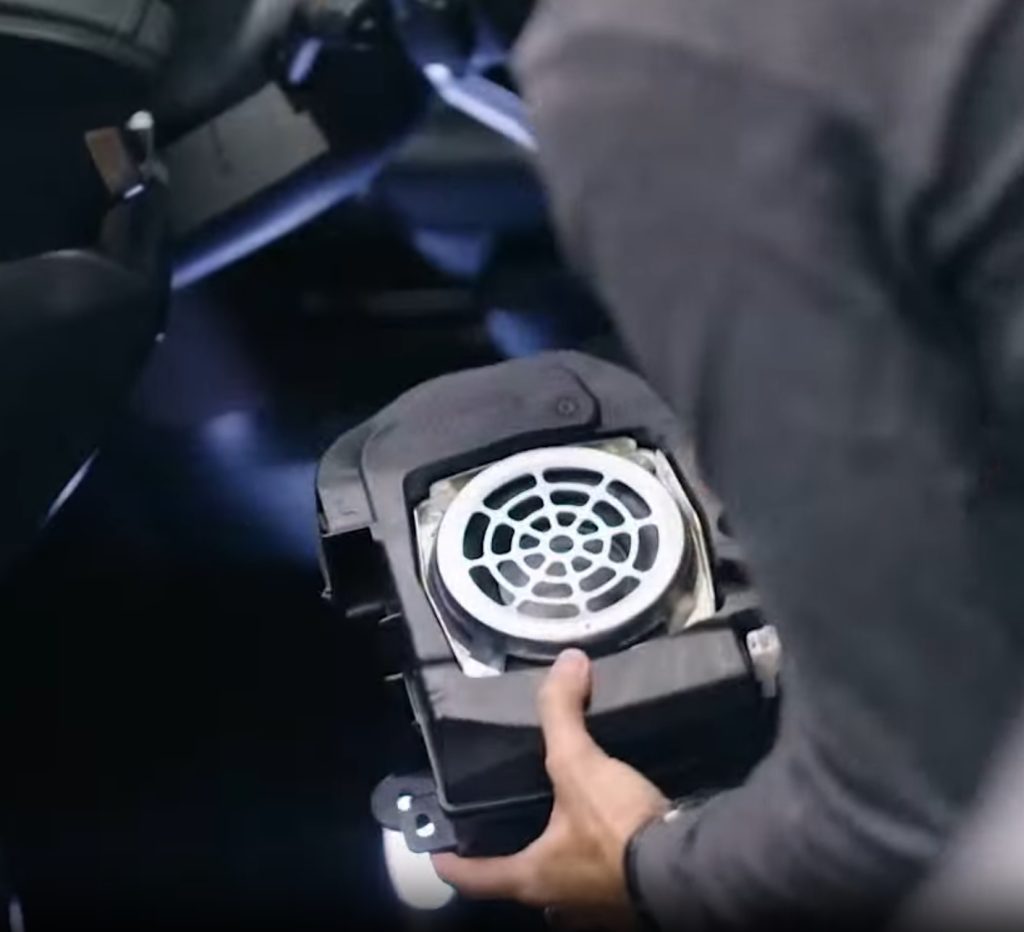 Il subwoofer montato in un cabinet in ABS sulla MX-5