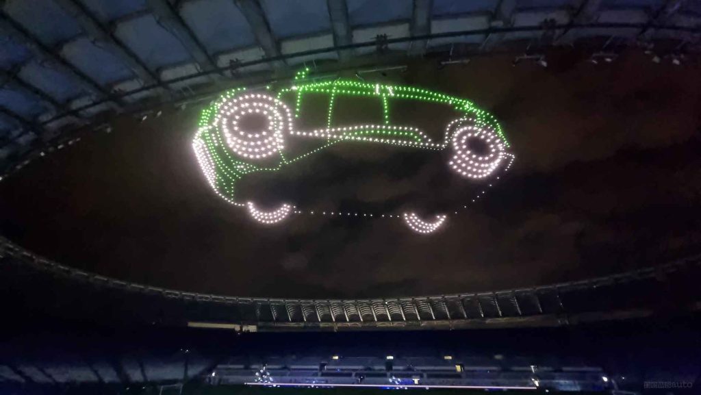 Auto disegnata con droni in volo