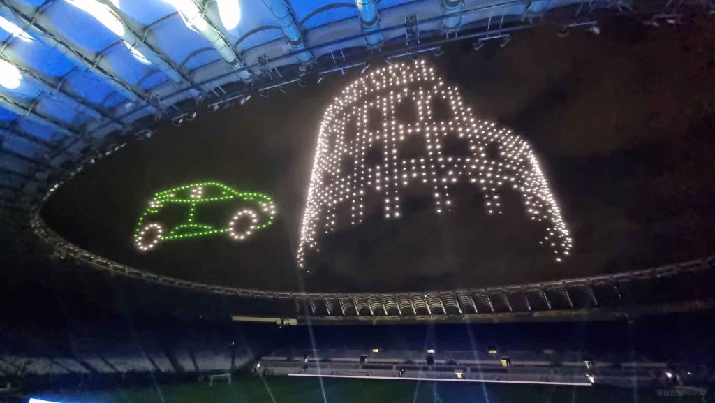 Auto e Colosseo disegnati con droni in volo