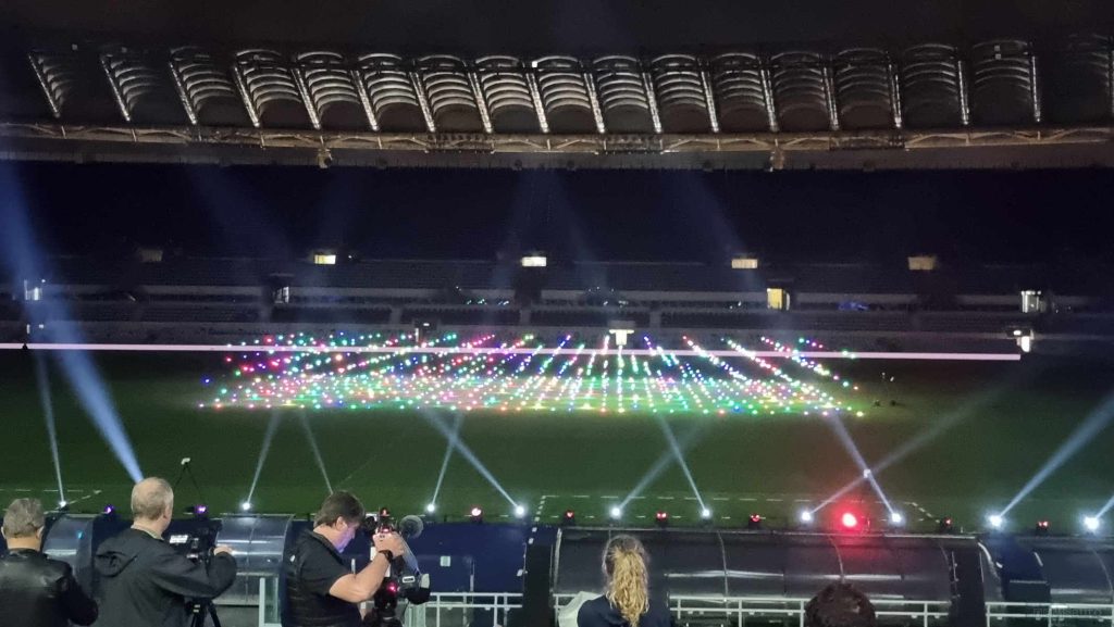 Stadio olimpico di Roma con lo spettacolo dei droni che atterrano