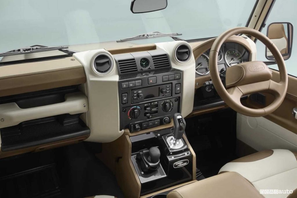 L'abitacolo del Classic Defender V8 Soft Top con la guida a destra.