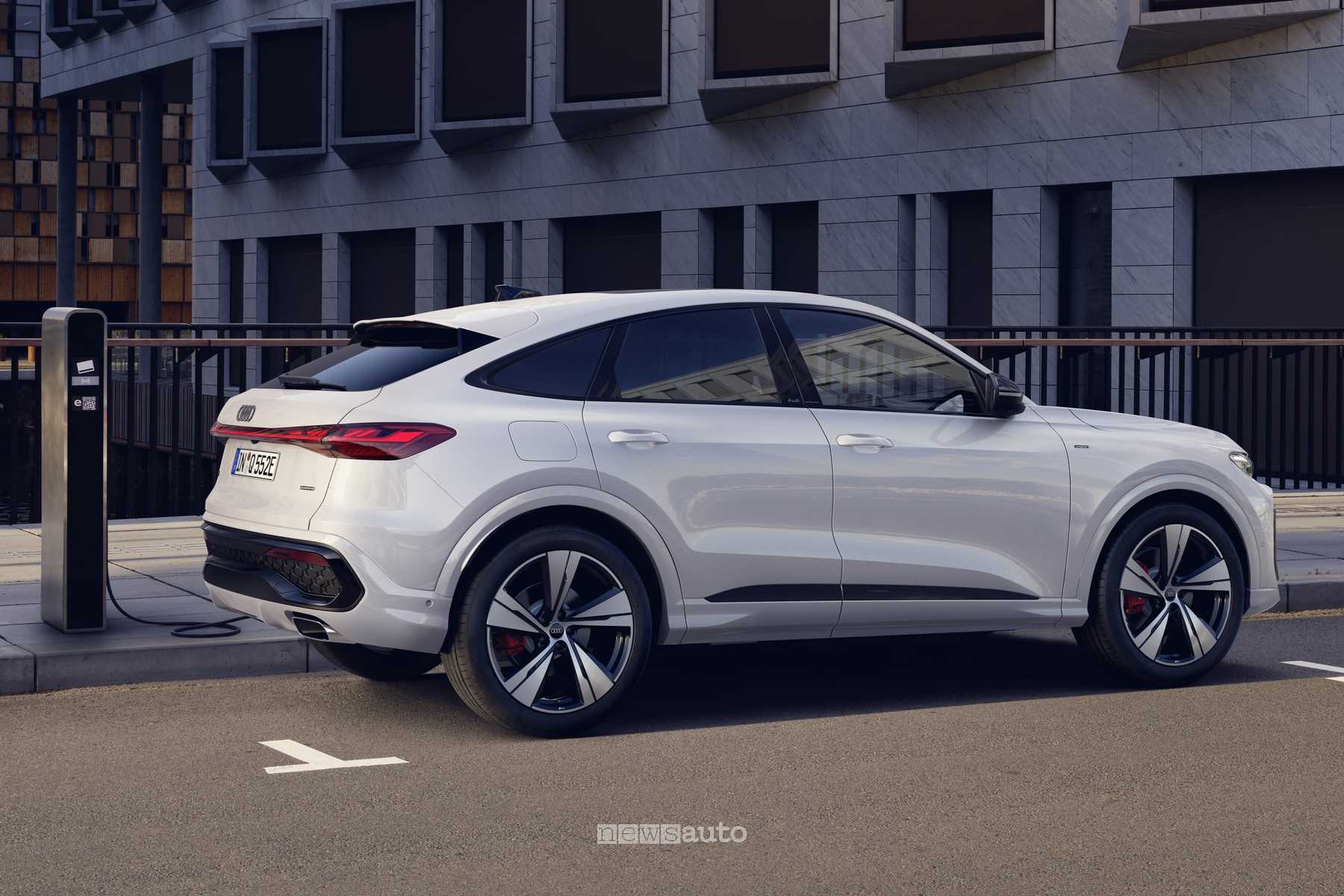 Audi Q5 e-hybrid, autonomia, prestazioni, prezzi e novità del SUV plug-in
