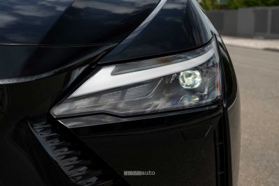 Lexus RZ 500e Luxury faro anteriore