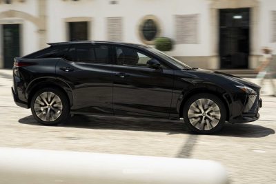 Lexus RZ 500e Luxury su strada