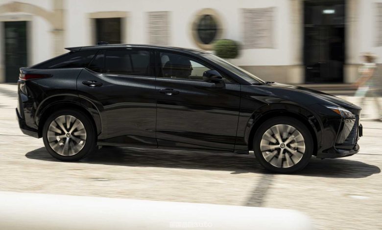 Lexus RZ 500e Luxury su strada
