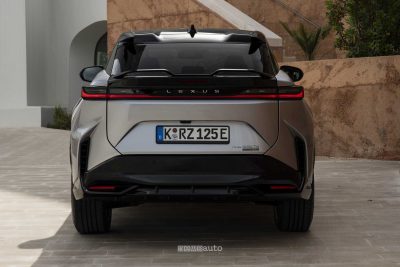 Lexus RZ 550e F Sport posteriore firma luminosa