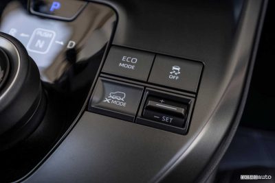 Nuova Toyota bZ4X comandi modalità di guida