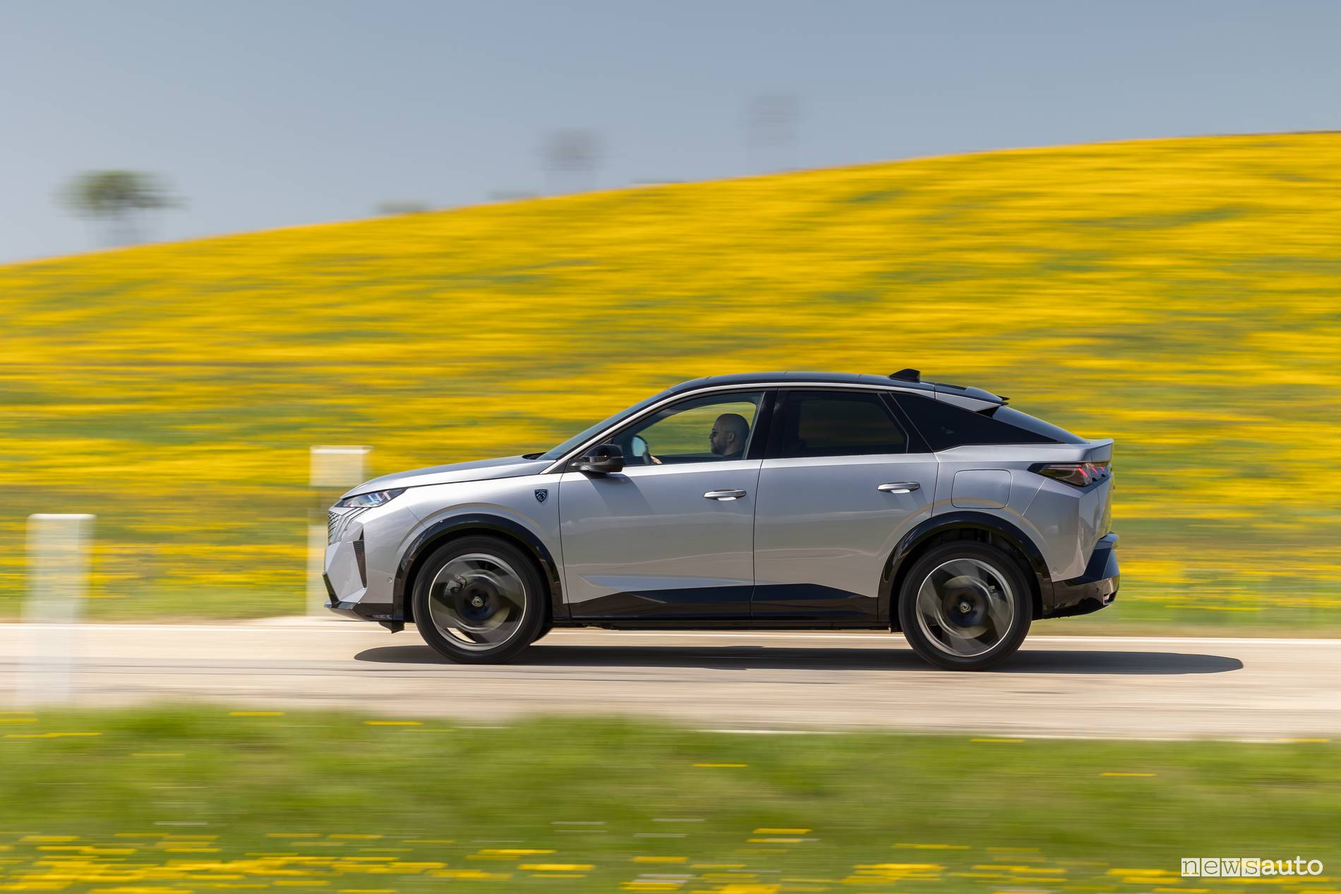 Peugeot 3008 AWD vista laterale in movimento