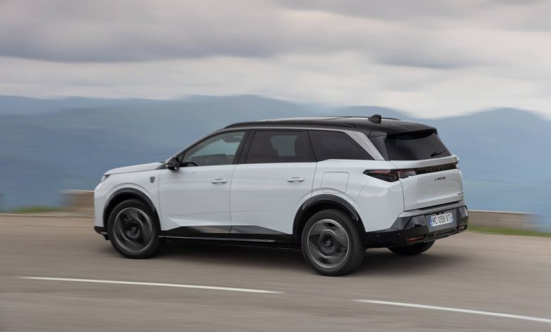 Peugeot 5008 AWD vista laterale in movimento