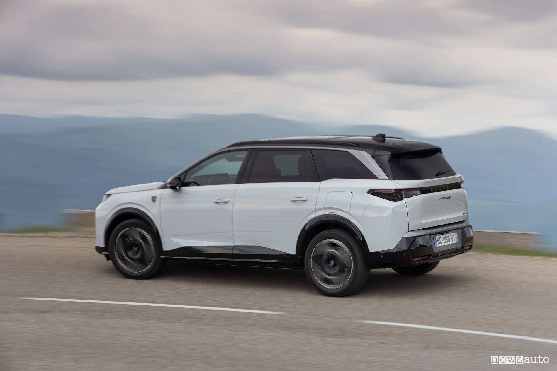 Peugeot 5008 AWD vista laterale in movimento