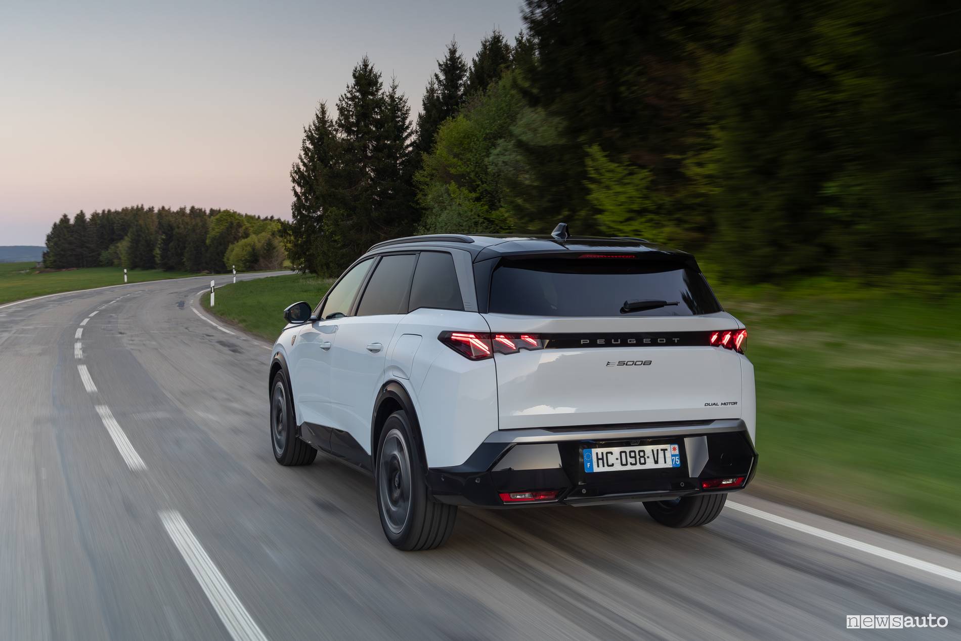 Peugeot 5008 AWD vista posteriore in movimento