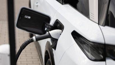 Peugeot 5008 AWD in ricarica