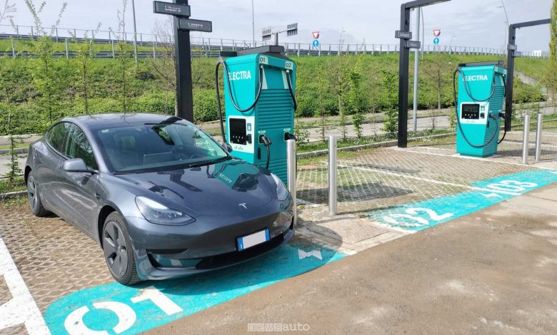 Stazione di ricarica rapida in DC Electra, con Tesla Model 3 in ricarica