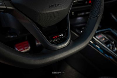 Volkswagen Golf GTI Edition 50 logo sul volante