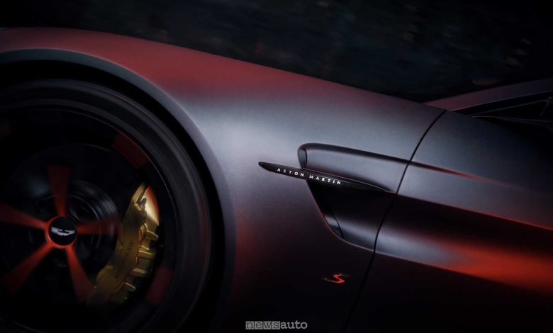 Aston Martin Vantage S dettagli pinze freno in movimento